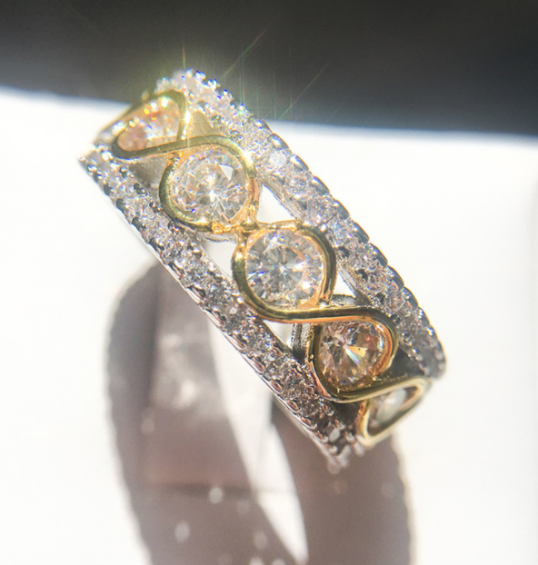 Elegant Glissing Zircon Stones Ring